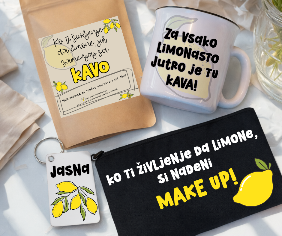 Darilni komplet z limonastim motivom – skodelica, kavica, peresnica in obesek z imenom, z zabavnimi napisi o kavi, limonah in nasmehu, v rumeno‑črni barvni kombinaciji.