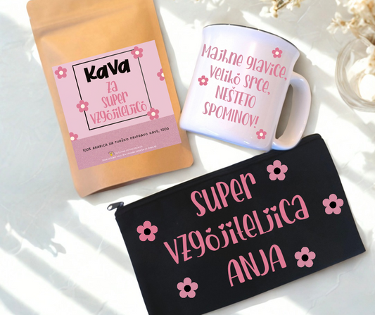 "Darilni komplet za vzgojiteljico – kava, skodelica in torbica z napisi Super vzgojiteljica in majhne glavice, veliko srce, nešteto spominov.