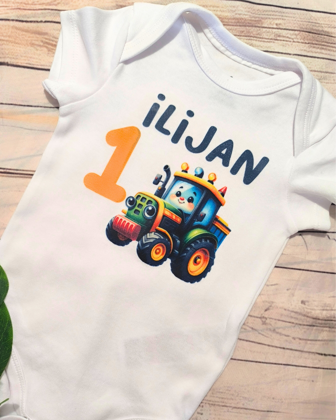 bodi za prvi rojstni dan z imenom motivom in številko 1, personalizirano za praznovanje prvega rojstnega dneva