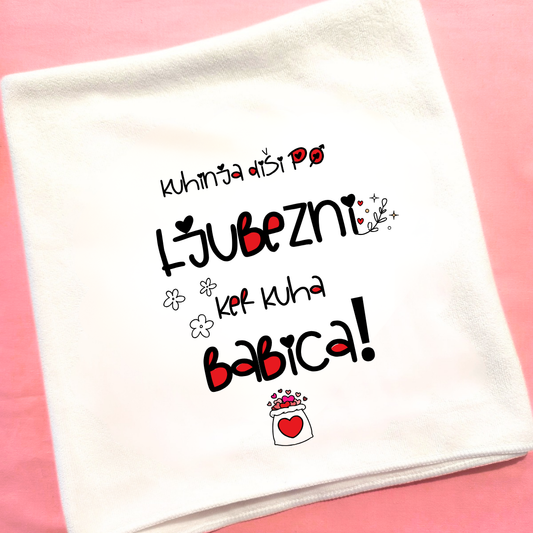 Kuhinjska brisača z napisom Kuhinja diši po ljubezni ker kuha babica – zabaven dodatek za kuhinjo