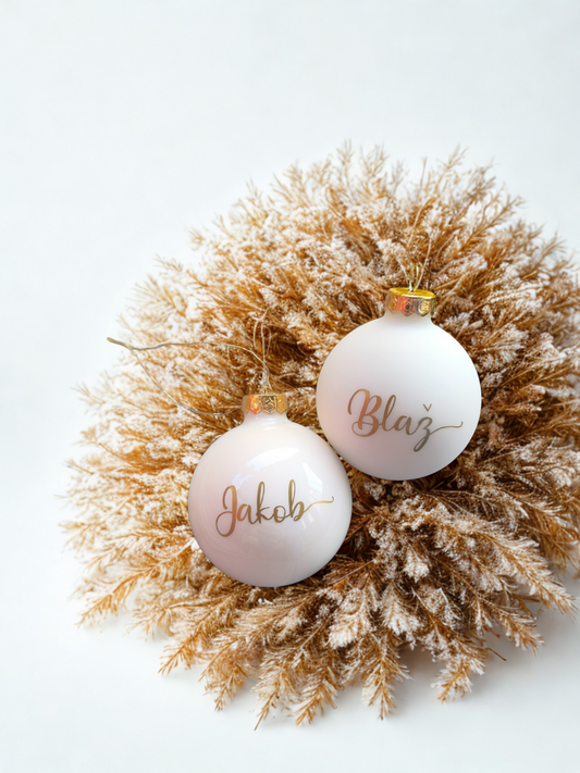 Bozicna bunkica bele barve z napisom personalizacijo