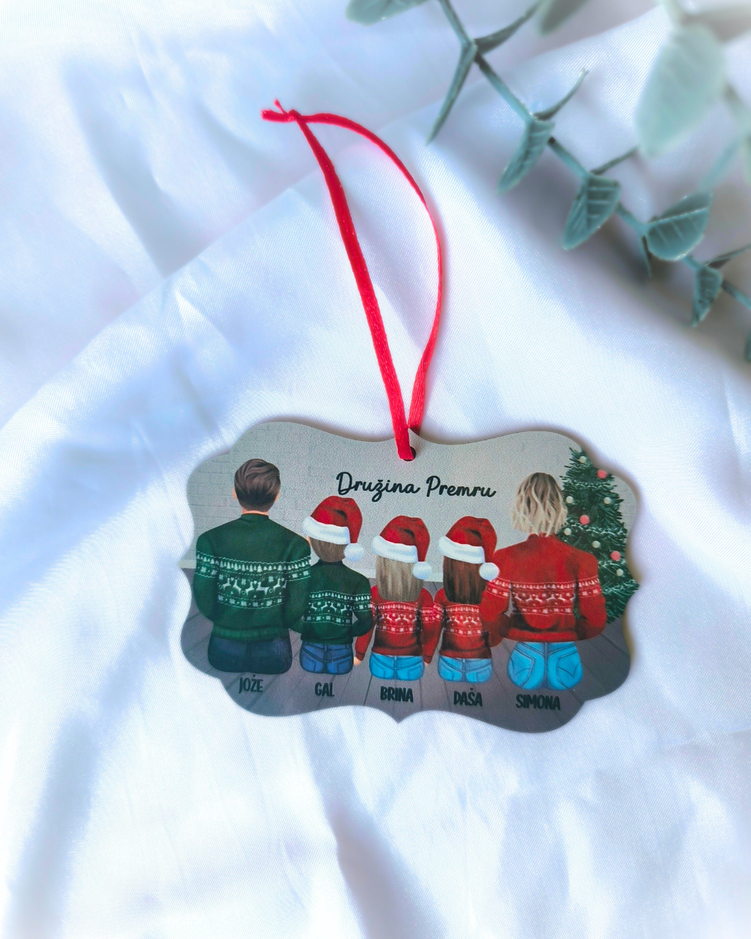 Božični okrasek z ilustracijo družine in imeni – personalizirana dekoracija za praznično drevo