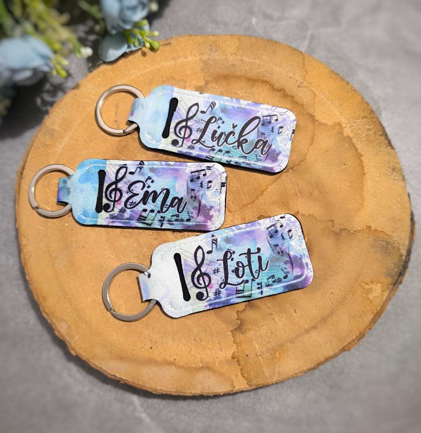 personaliziran etui za balzam ali šminko, z znaki notnega črtovja in lepo vijugasto pisavo imena