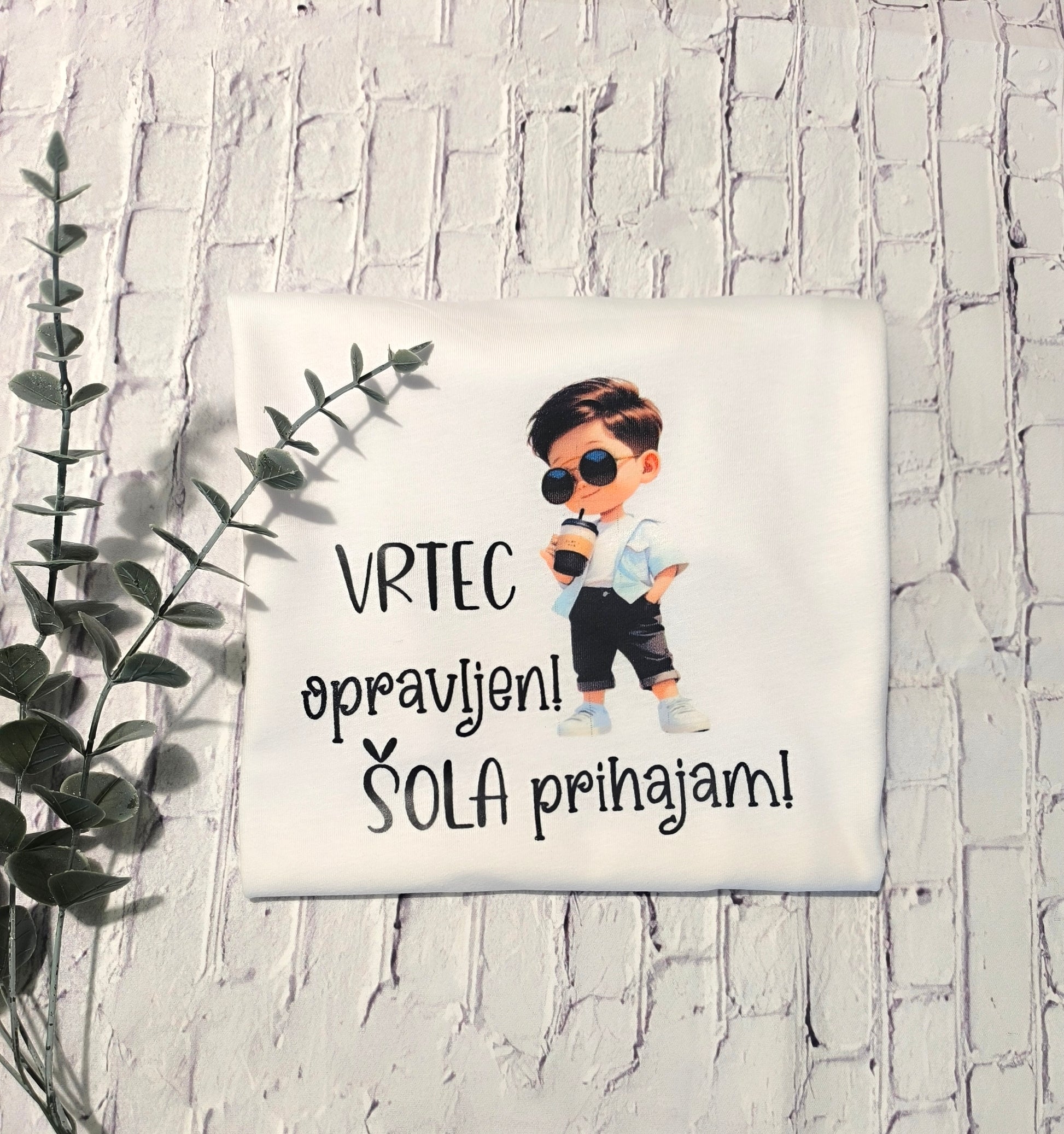 Majici z napisom Vrtec opravljen! Šola prihajam! – personalizirano oblačilo za otroke ob vstopu v šolo