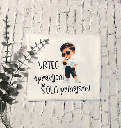 Majici z napisom Vrtec opravljen! Šola prihajam! – personalizirano oblačilo za otroke ob vstopu v šolo
