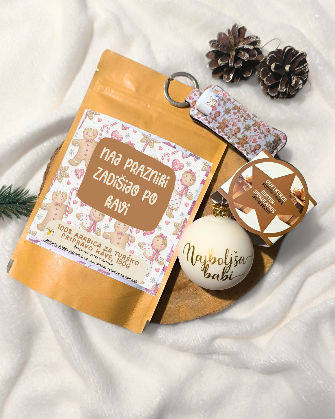 božični paket za darilo vsebuje skodelico, 150g kave, etui, balzam in svečo, personalizirano