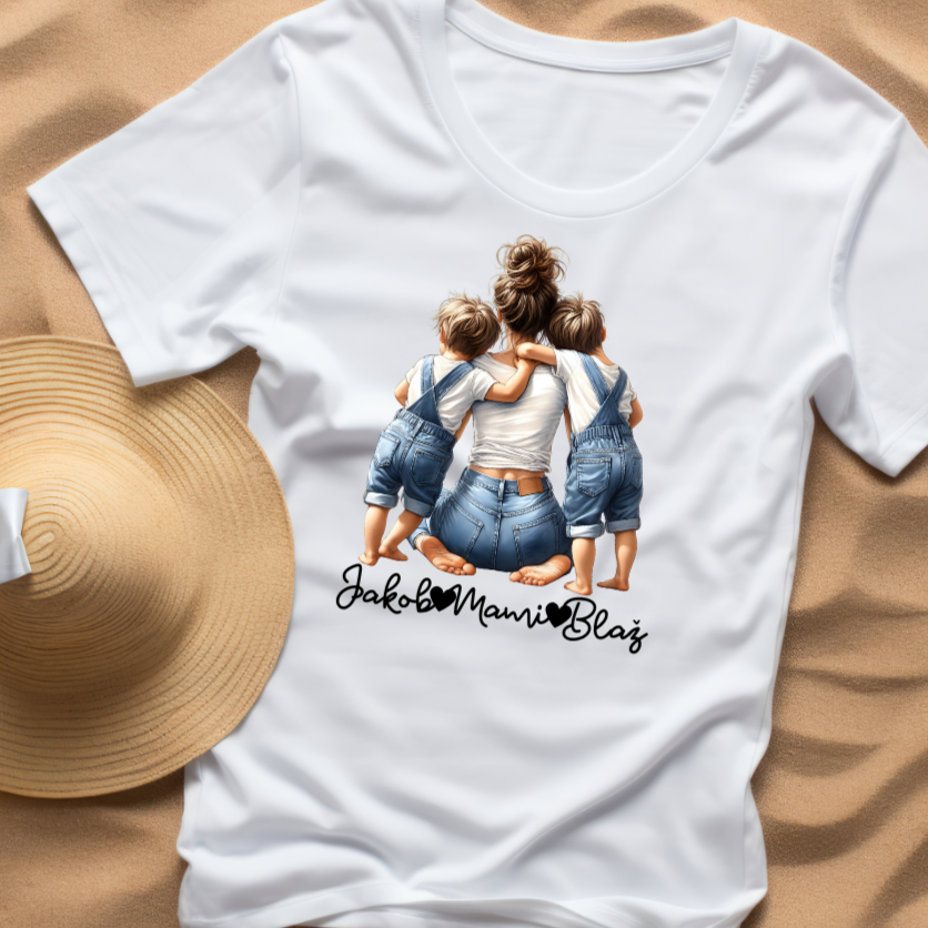 Majica z ilustracijo mame in dva sina ter imena – personalizirano oblačilo za družinske trenutke