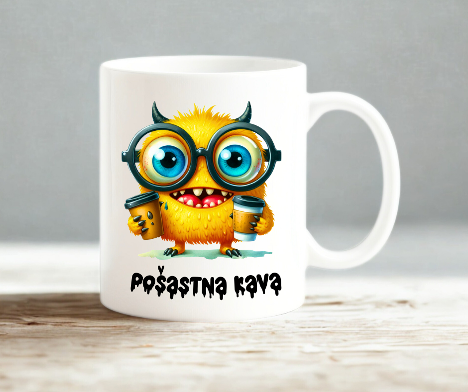 Skodelica z ilustracijo pošasti in napisom Pošastna kava – zabavno darilo za ljubitelje kave