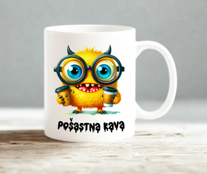 Skodelica z ilustracijo pošasti in napisom Pošastna kava – zabavno darilo za ljubitelje kave