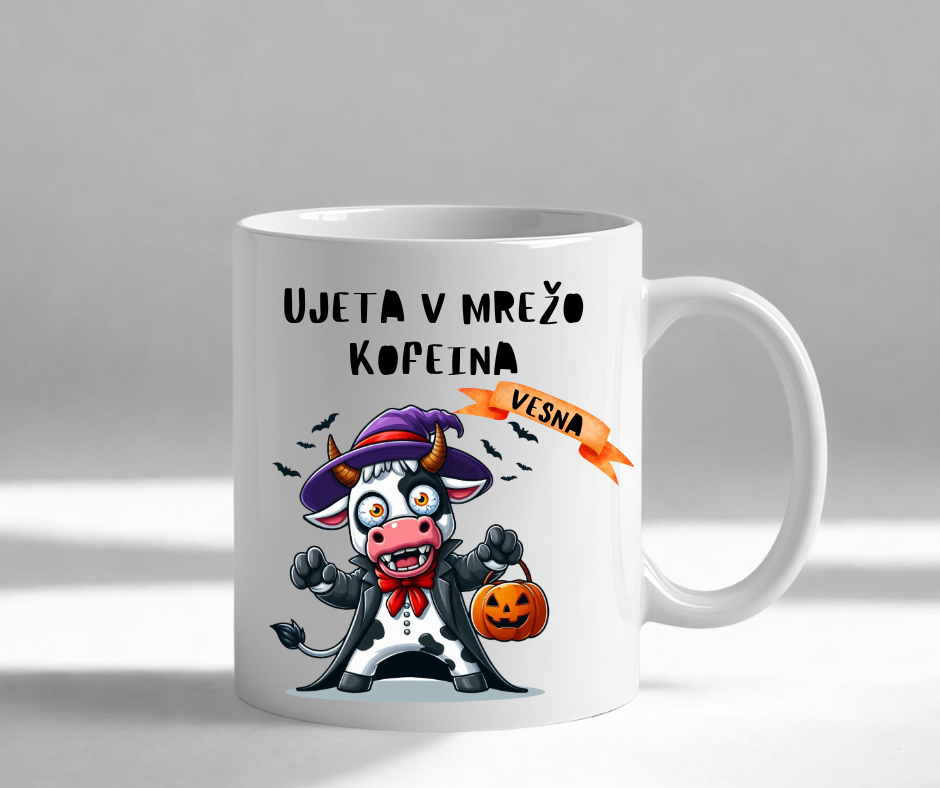 Halloween skodelica z vampirsko kravo in napisom Ujeta v mrežo kofeina – personalizirano darilo z imenom