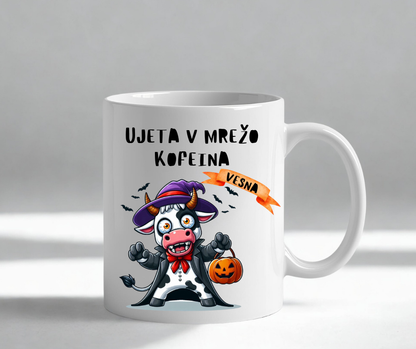 Halloween skodelica z vampirsko kravo in napisom Ujeta v mrežo kofeina – personalizirano darilo z imenom