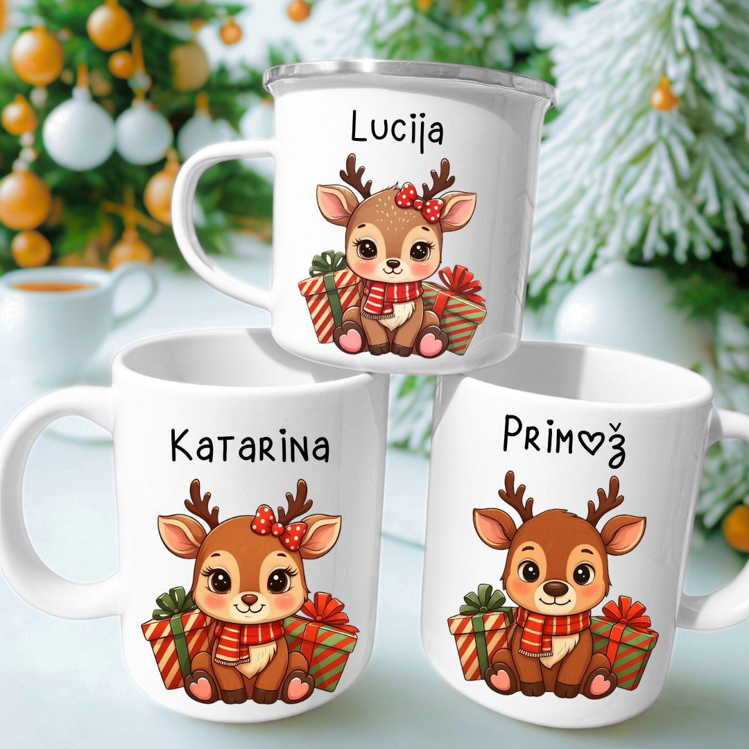 Božične ujemajoče družinske skodelice z imeni in motivom jelenčka – personalizirano darilo za praznike