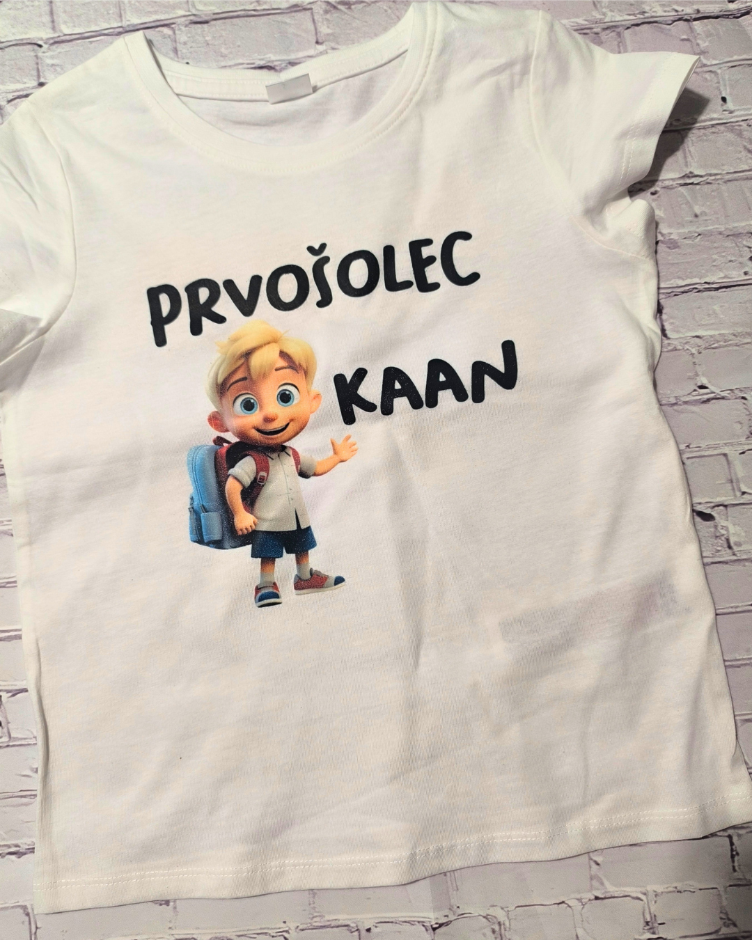 Majici z napisom Prvošolec ali prvošolka z imenom -  personalizirano oblačilo za otroke ob vstopu v šolo