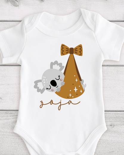 Bodi z motivom in imenom  – personalizirano oblačilo za dojenčka ob posebni priložnosti
