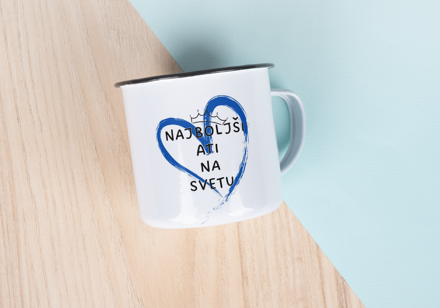 Skodelica z napisom Najboljši ati na svetu in modrim srčkom ter krono