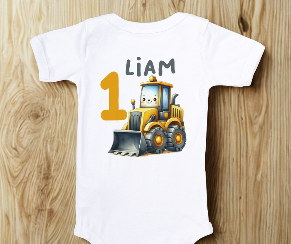 Bodi za prvi rojstni dan z motivom bagerja in imenom  – personalizirano oblačilo za malčka, dojenčka