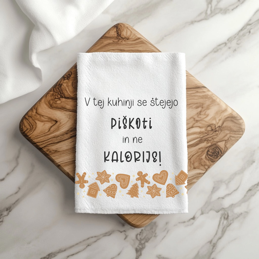 Kuhinjska brisača z napisom V tej kuhinji se štejejo piškoti in ne kalorije – zabaven dodatek za praznično kuhinjo