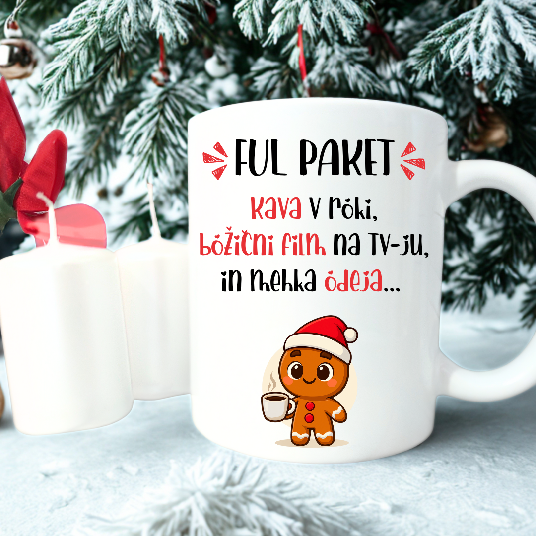 Božična skodelica z napisom FUL PAKET: kava v roki, božični film na tv in mehka odeja – zabavno darilo za praznike