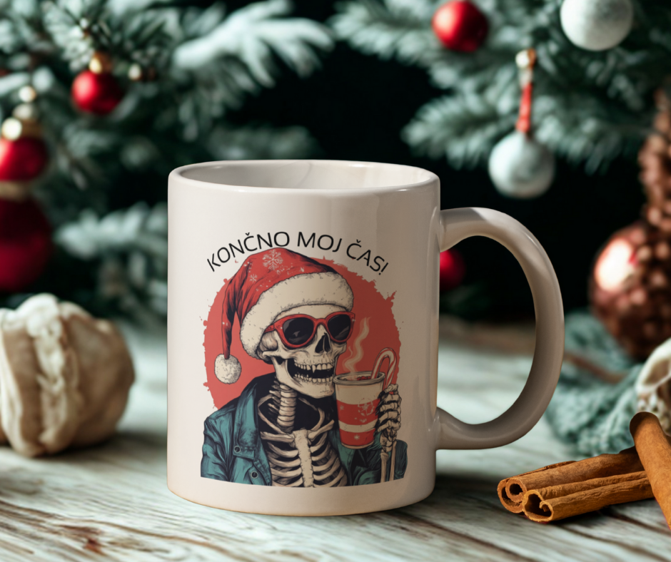 Keramična skodelica z božičnim vzdušjem in okostje ter napis: Končno moj čas! - darilo za starše, prijatelje in vse ljubitelje božičnih praznikov