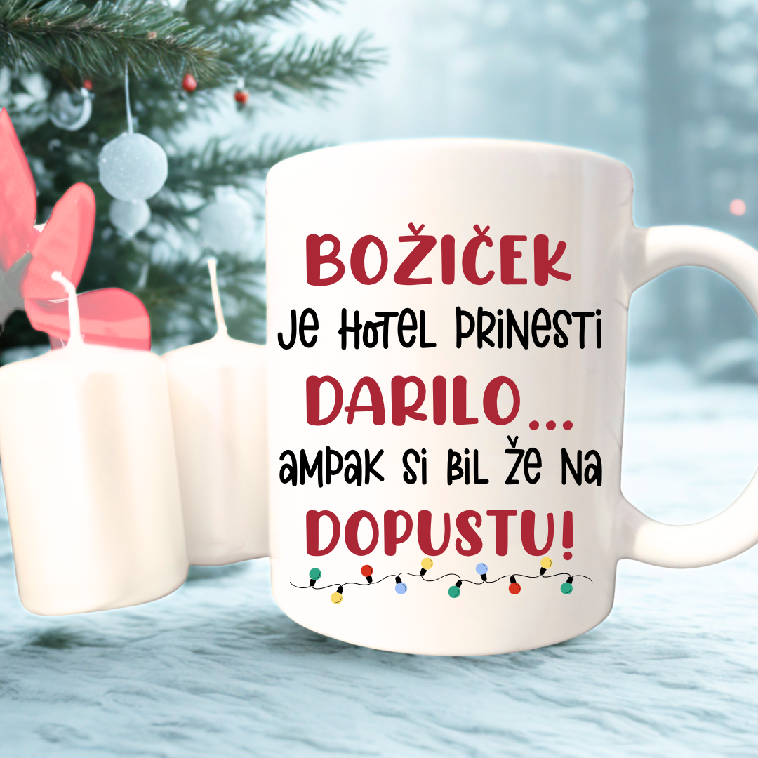 Božična skodelica z napisom Božiček je hotel prinesti darilo...Ampak si bil že na dopustu! – zabavno darilo za praznike