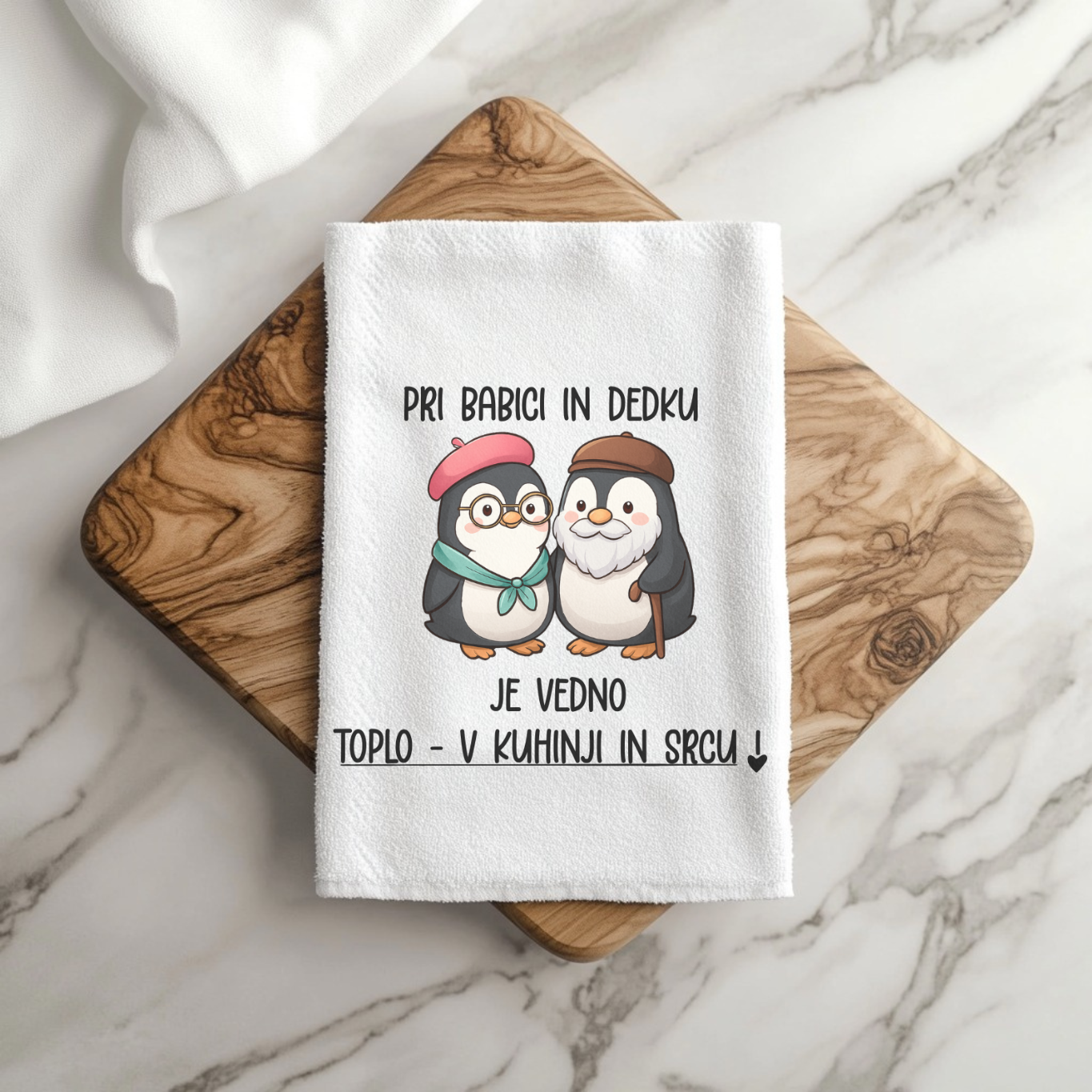 Kuhinjska brisača z motivom pingvinov in napisom Pri babici in dedku je vedno toplo – darilo za stare starše