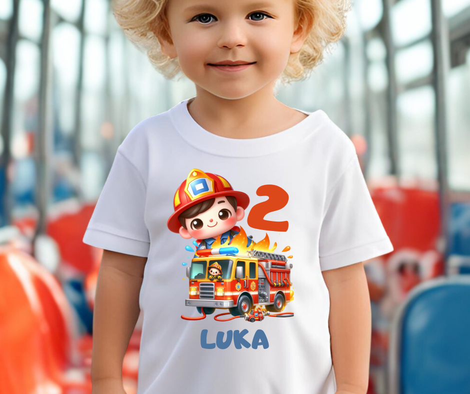 Majica za drugi rojstni dan z motivom gasilca in imenom  – personalizirano oblačilo za dečka
