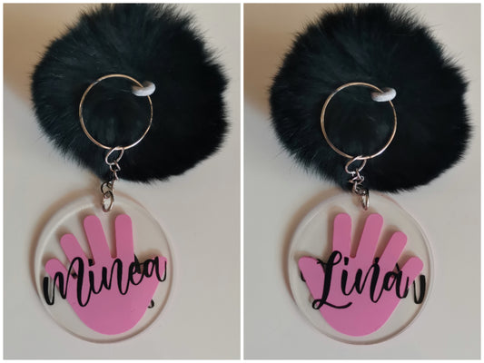 personaliziran obesek za ključe z motivom roke in napisom otroških imen
