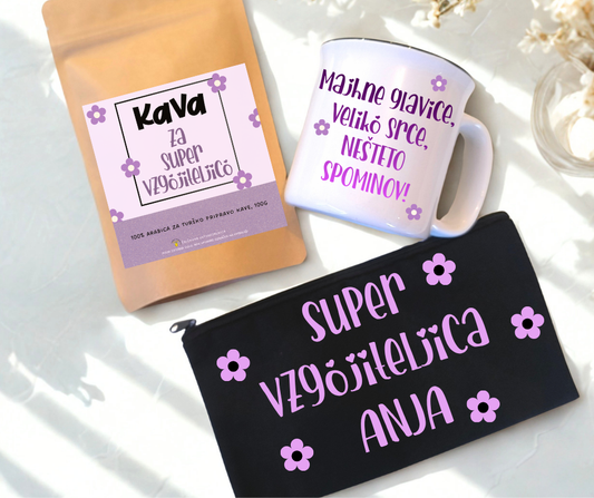 Darilni komplet za vzgojiteljico – kava, skodelica in torbica z napisi Super vzgojiteljica in majhne glavice, veliko srce, nešteto spominov.