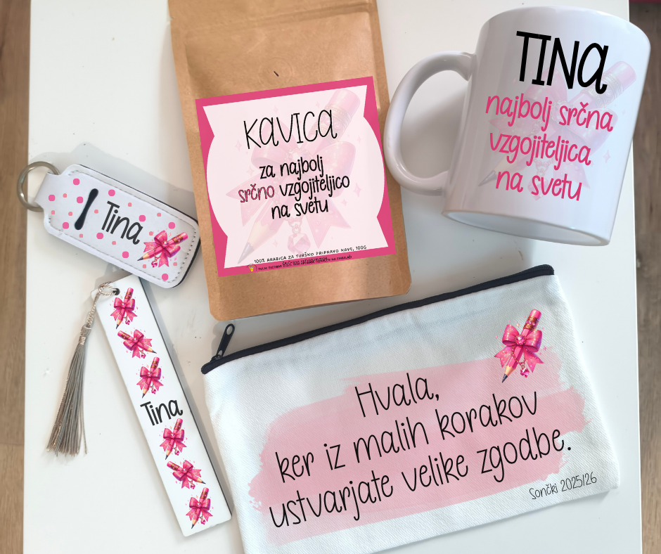 Darilni komplet za vzgojiteljico – skodelica, kavica, peresnica, knjižno kazalo in etui z imenom, v rožnato‑beli barvni kombinaciji z napisi hvaležnosti.