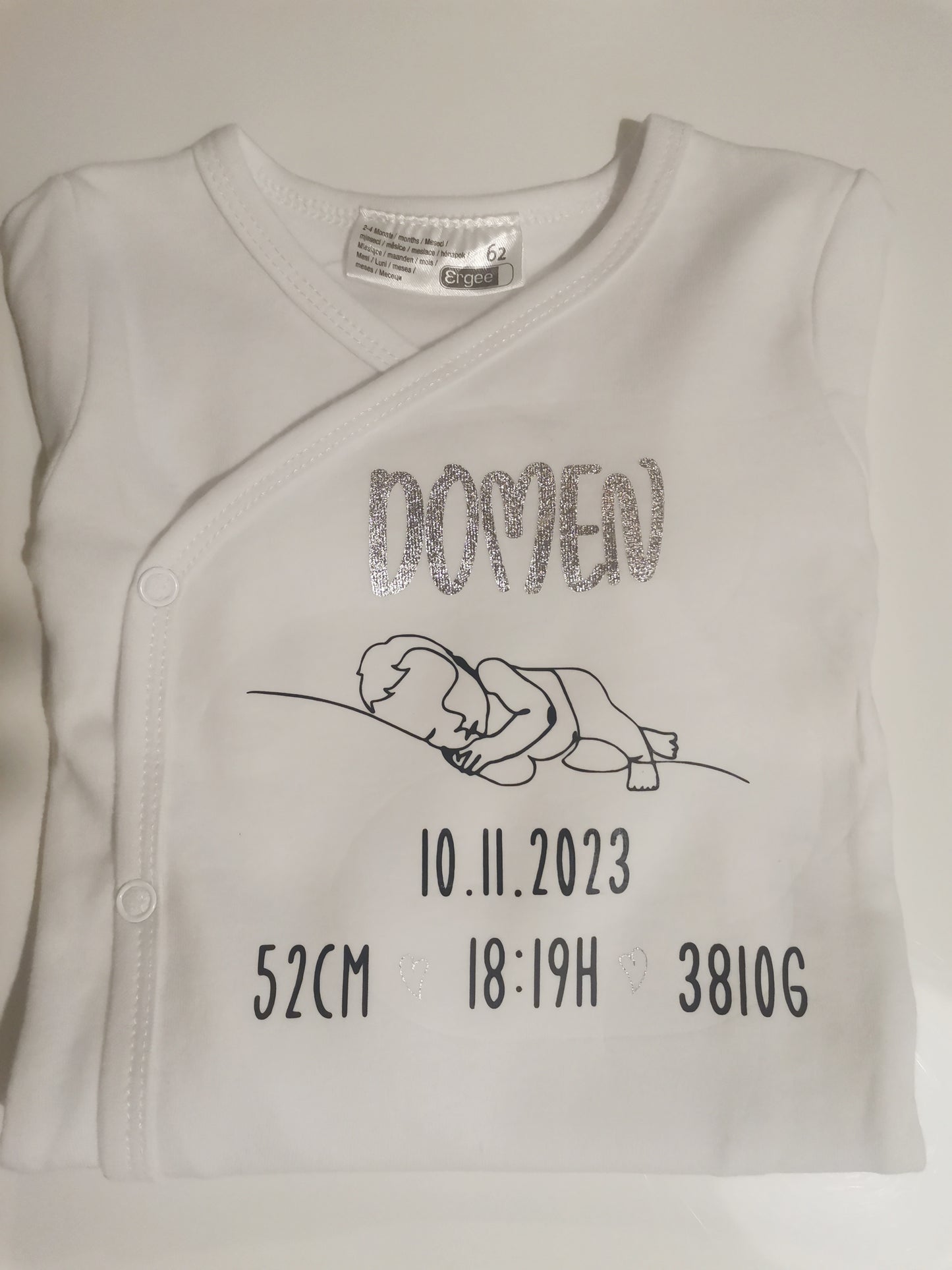 Bodi z motivom silhuete dojenčka in rojstnimi podatki – personalizirano oblačilo ob rojstvu dojenčka