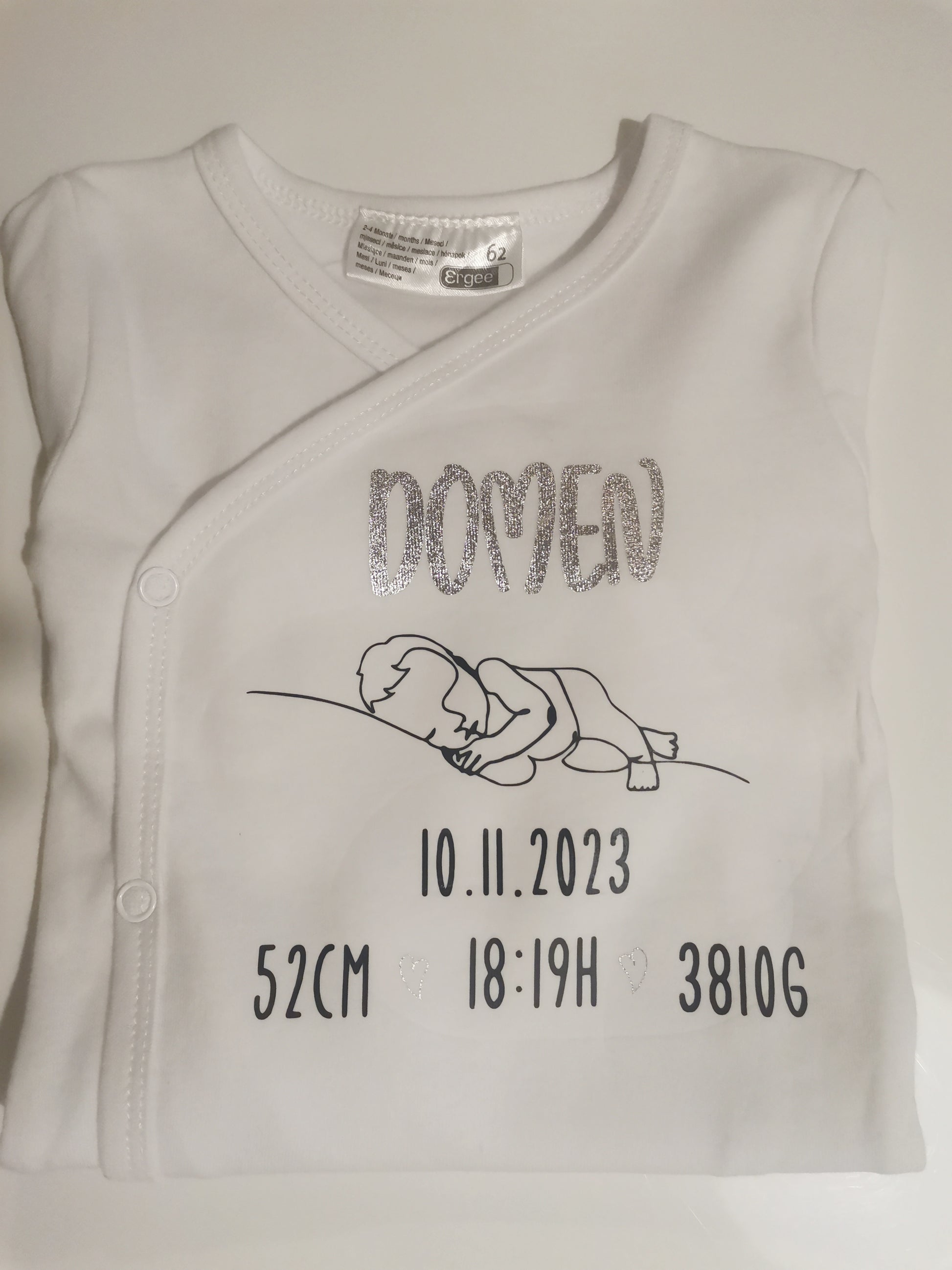 Bodi z motivom silhuete dojenčka in rojstnimi podatki – personalizirano oblačilo ob rojstvu dojenčka