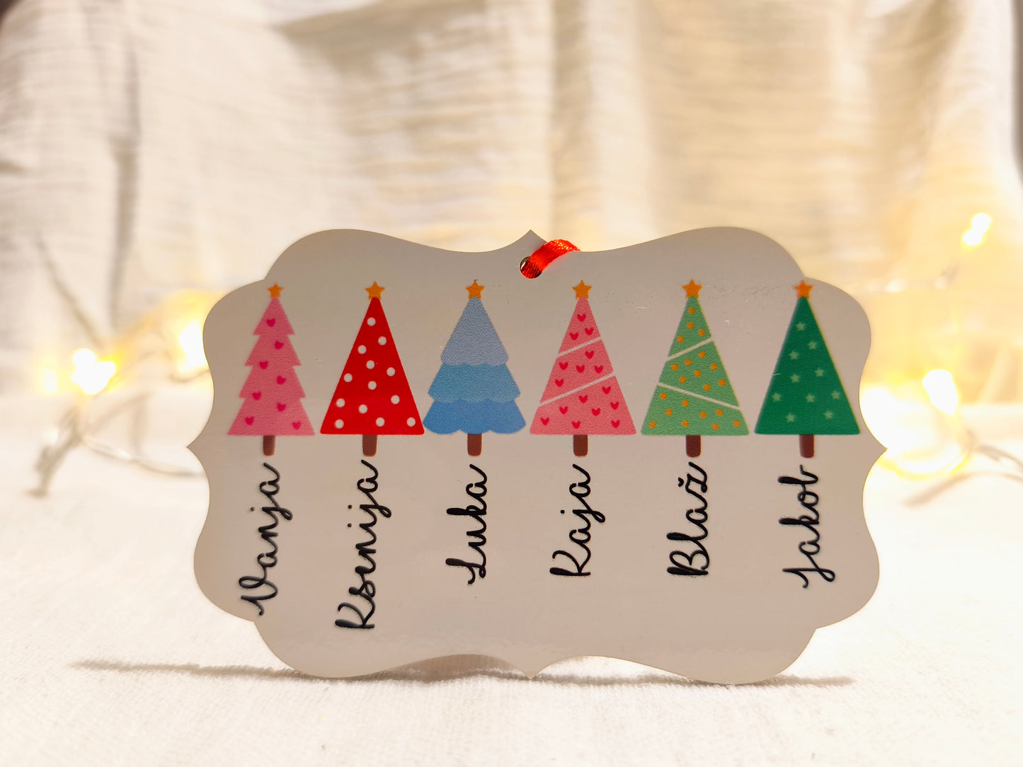 Božični obesek z imeni in ilustracijami smrečic – personalizirana dekoracija za družino ali skupino