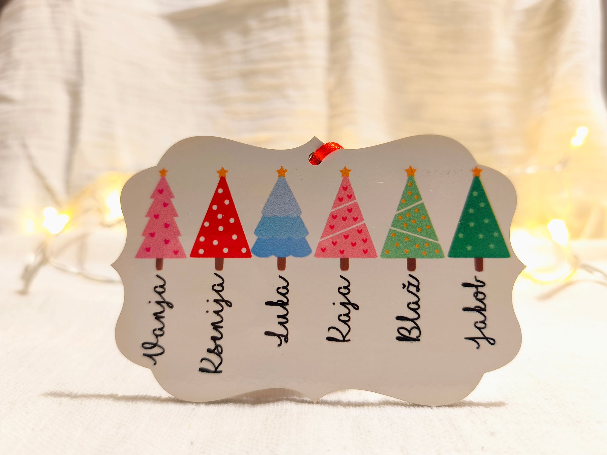 Božični obesek z imeni in ilustracijami smrečic – personalizirana dekoracija za družino ali skupino