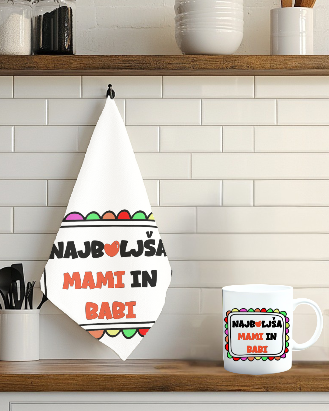 Skodelica in kuhinjska brisača z napisom Najboljša mami in babi – darilo za materinski dan ali babico