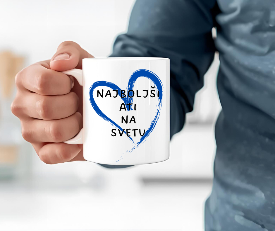 Skodelica z napisom Najboljši ati na svetu in modrim srčkom ter krono
