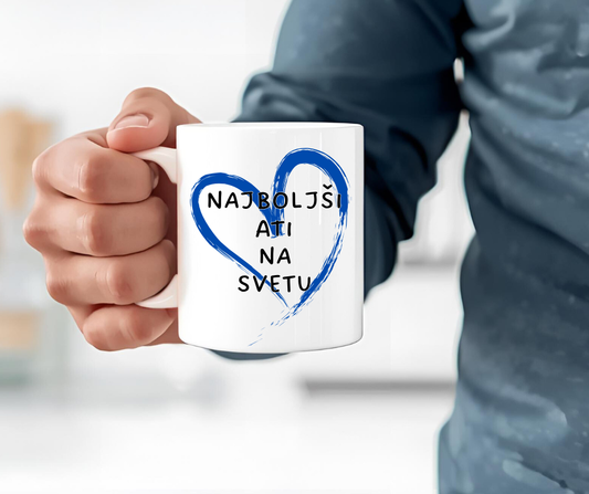 Skodelica z napisom Najboljši ati na svetu in modrim srčkom ter krono