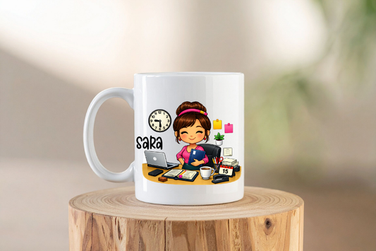 Personalizirana skodelica z motivom pisarniške delavke in imenom – darilo za sodelavko ali učiteljico.
