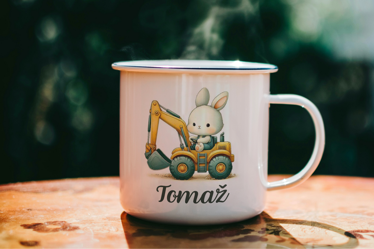 Prisrčen motiv zajčka na baru z imenom pod njim na emajlirani skodelici, za darilo za otroke