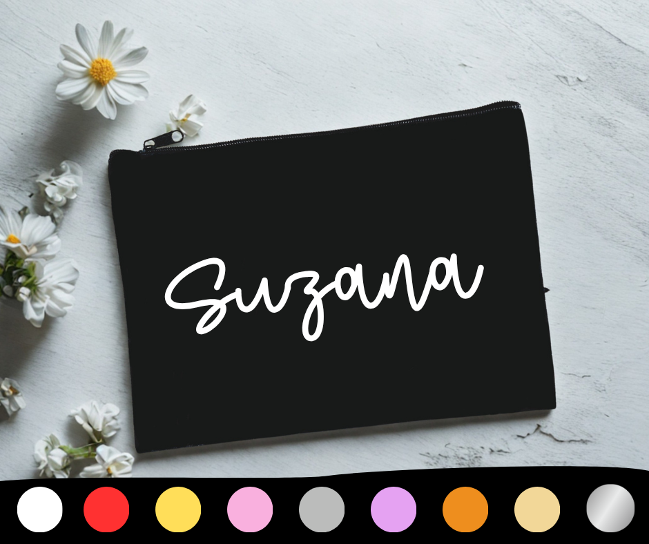 Črna peresnica z napisom v elegantni rokopisni pisavi, obdana z belimi marjeticami na svetlem ozadju – personalizirano darilo z nežnim, naravnim pridihom.