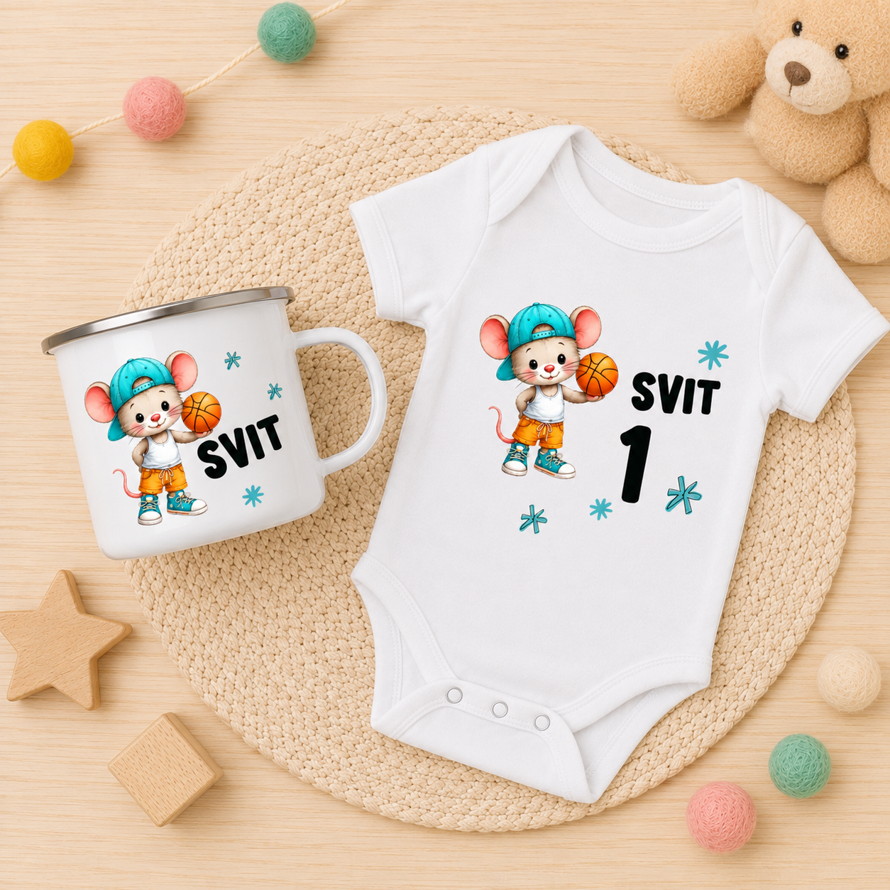 Darilo za 1. rojstni dan – personaliziran bel bodi z imenom Svit in ujemajoča emajlirana skodelica z motivom miške.