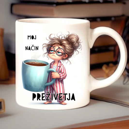Keramična skodelica z motivom mame v pižami in ogromno skodelico kave v roki in napisom Moj način preživetja