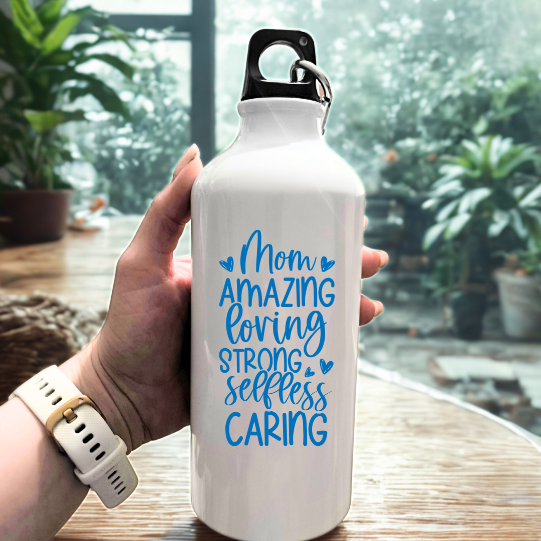 Flaška z napisom Mom – Amazing, Loving, Strong, Selfless, Caring – čustveno darilo za mamo