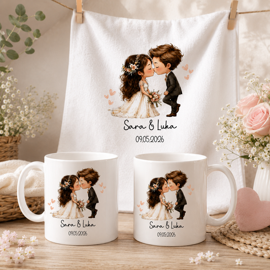 Personaliziran darilni komplet za mladoporočenca z dvema skodelicama in personalizirano brisačo z imenoma ter datumom poroke v elegantni darilni škatli.