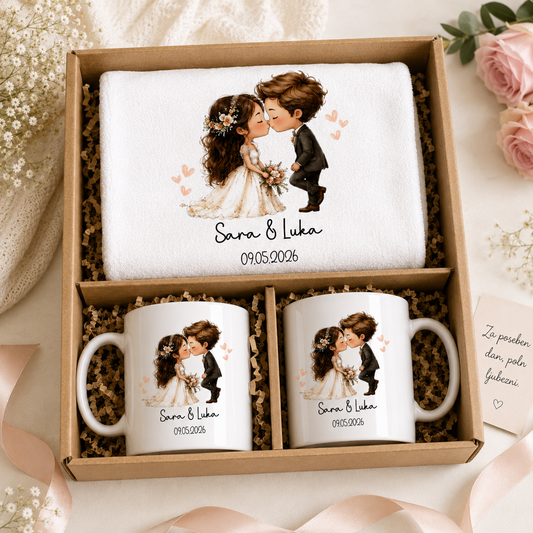 Personaliziran darilni komplet za mladoporočenca z dvema skodelicama in personalizirano brisačo z imenoma ter datumom poroke v elegantni darilni škatli.
