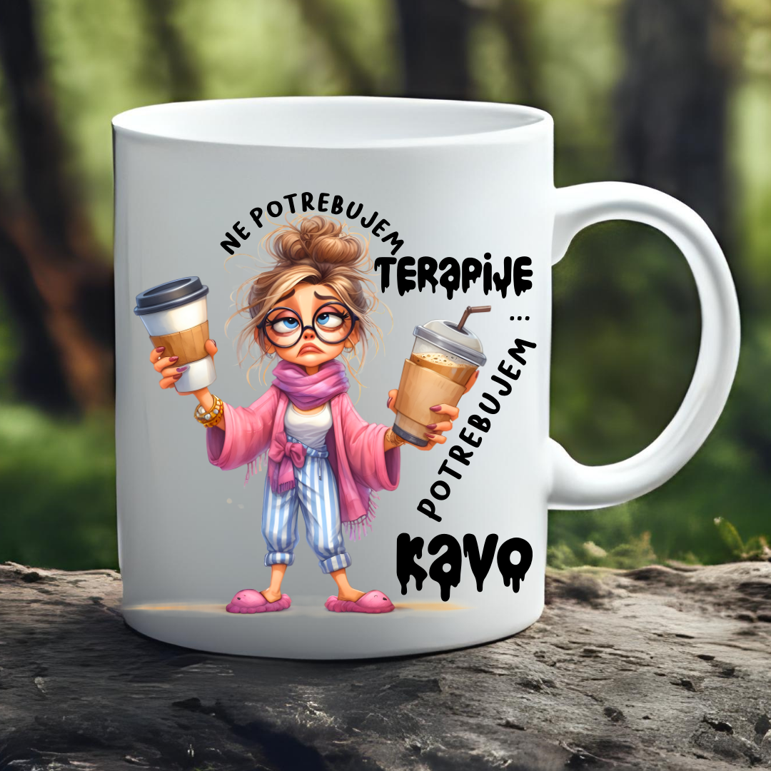 Skodelica z motivom utrujene ženske in napisom Ne potrebujem terapije ... potrebujem kavo – zabavno darilo za ljubiteljice kave