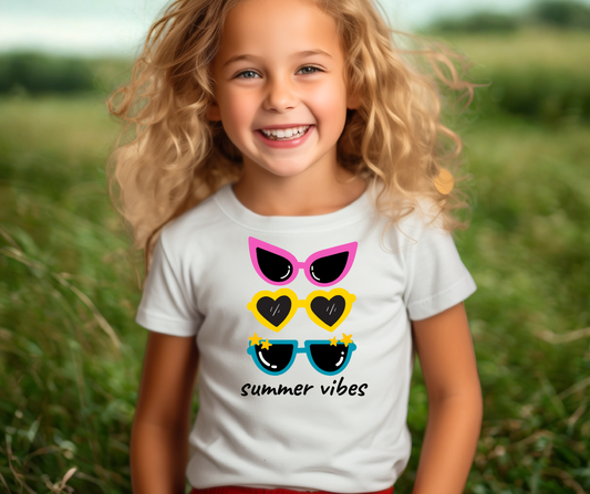Otroška dekliška majica  napisom Summer vibes za vroče poletne dni, z motivom očal