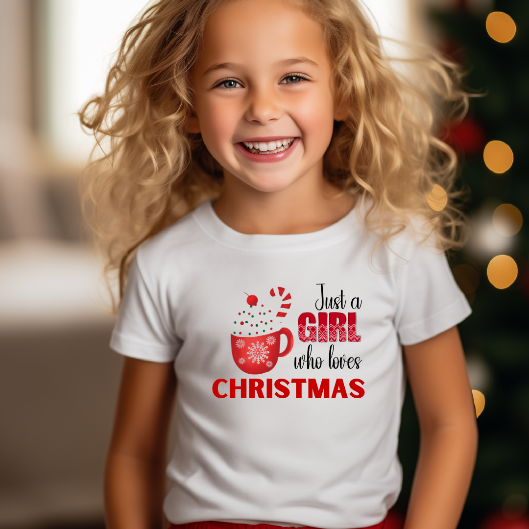 Majica za deklice ki obožujejo božič, z napisom: Just a girl who loves Christmas in motivom skodelice s smetano in sladkorno palčko