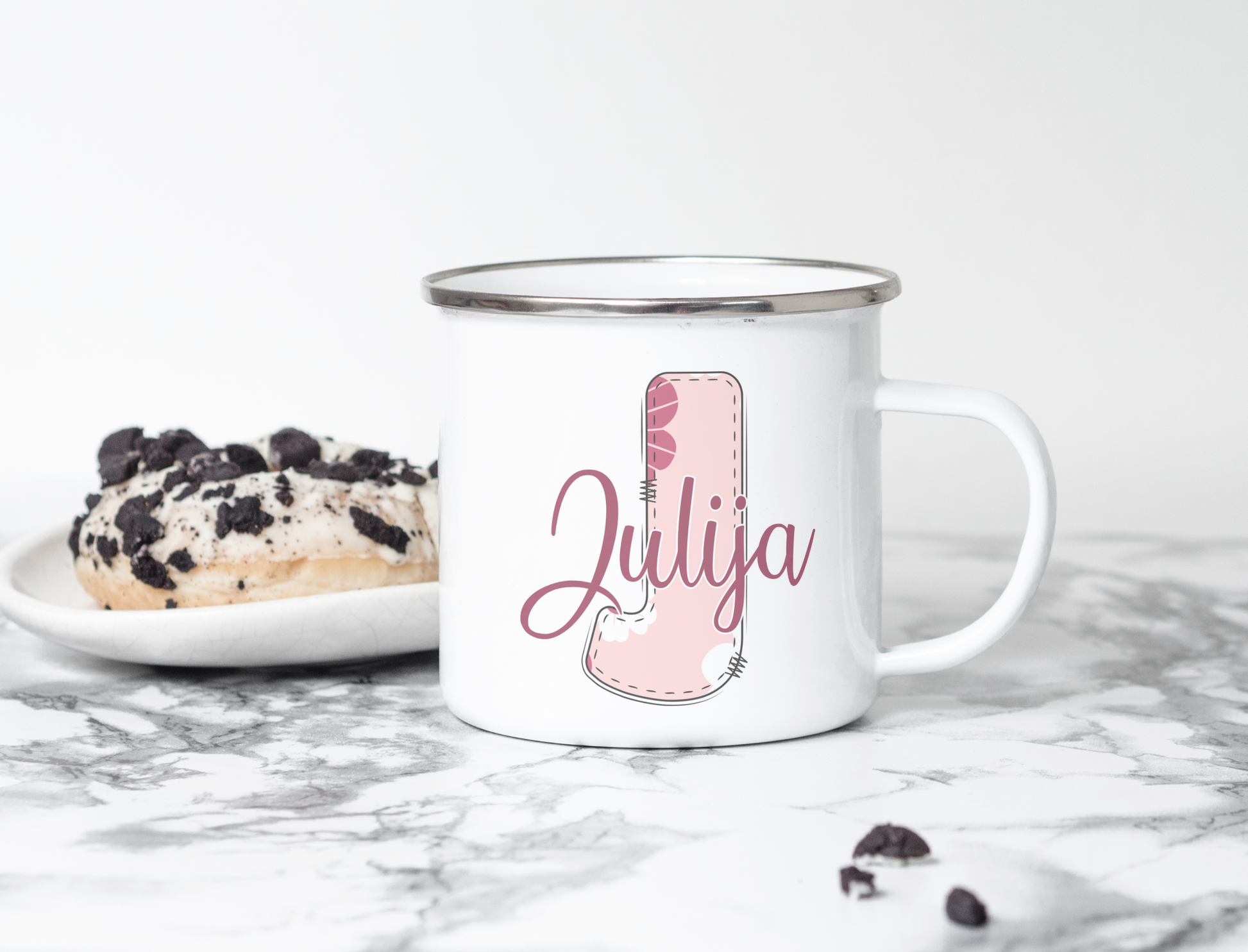 Emajlirana skodelica z veliko zaetnico in imenom v roza barvi