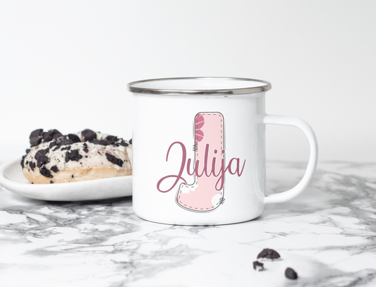 Emajlirana skodelica z veliko zaetnico in imenom v roza barvi